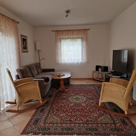 Apartment Martha - Ferienhaus, 3 Schlafzimmer, 2 Bis 8 Personen, S-bahn Nach Berlin, Strausseenaehe, Ruhige Lage Strausberg